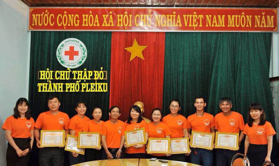 Hội Chữ thập đỏ TP. Pleiku biểu dương những tình nguyện viên có thành tích xuất sắc trong phong trào hiến máu tình nguyện. Ảnh: Hà Phương