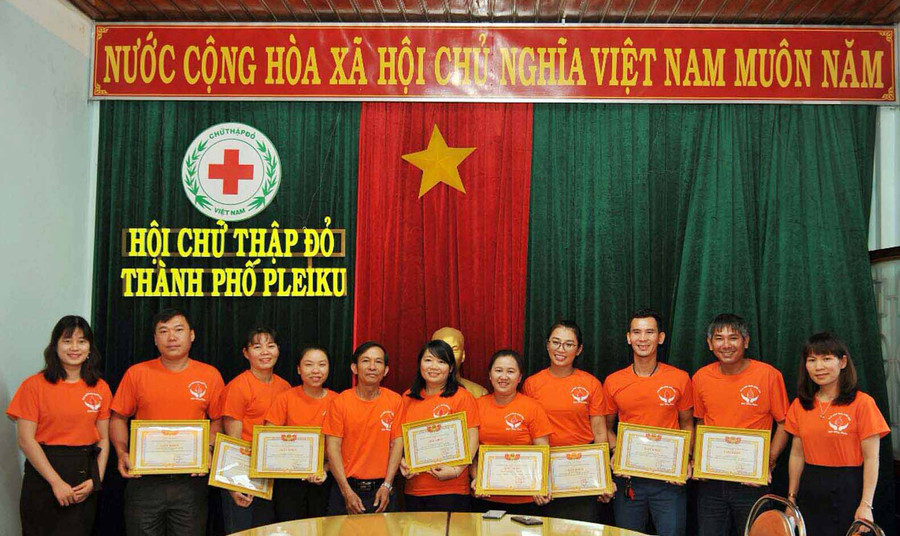 Hội Chữ thập đỏ TP. Pleiku biểu dương những tình nguyện viên có thành tích xuất sắc trong phong trào hiến máu tình nguyện. Ảnh: Hà Phương