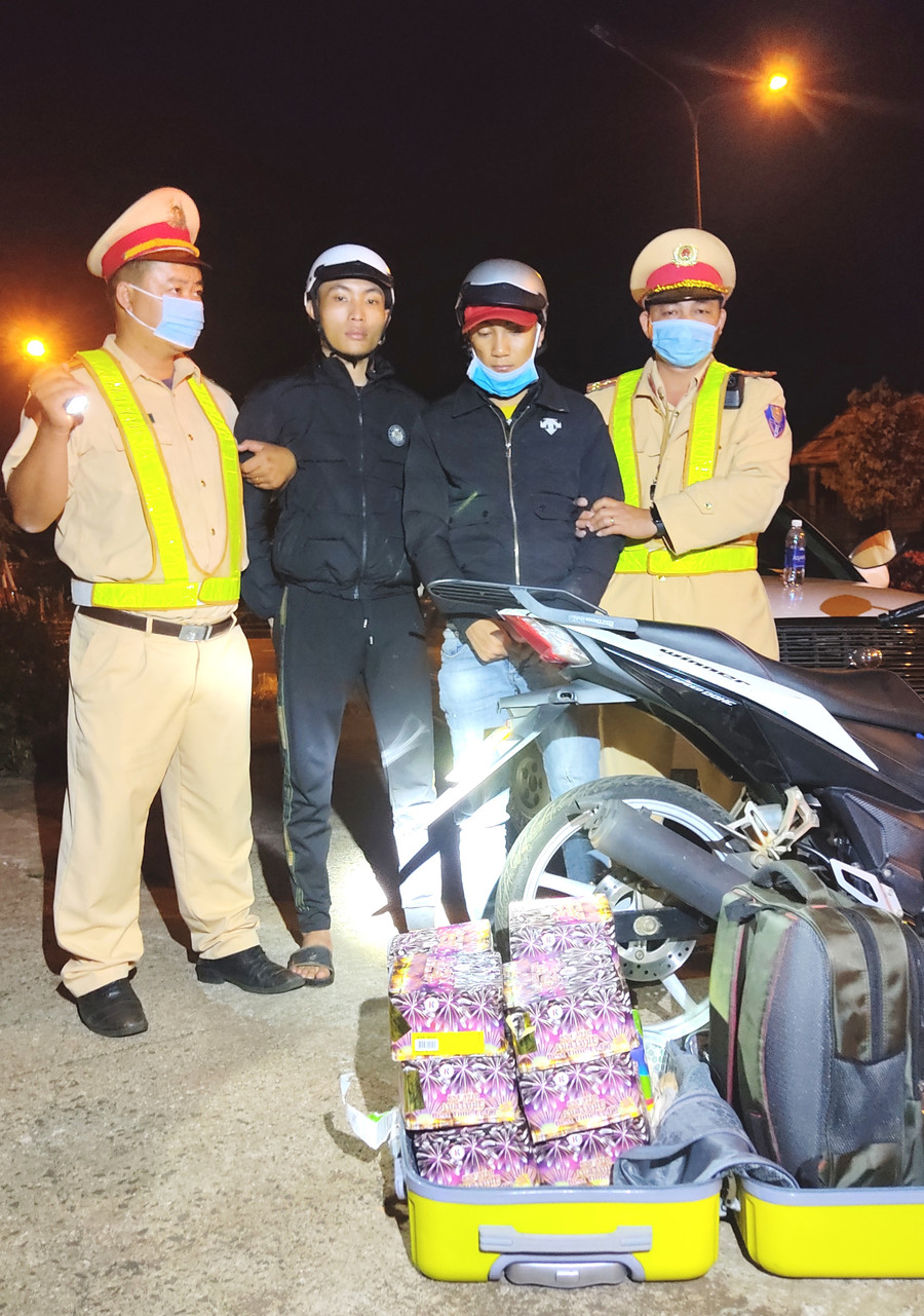 Phòng CSGT (Công an tỉnh) bắt 2 đối tượng có hành vi mua bán, vận chuyển pháo nổ. Ảnh: Nguyễn Hữu