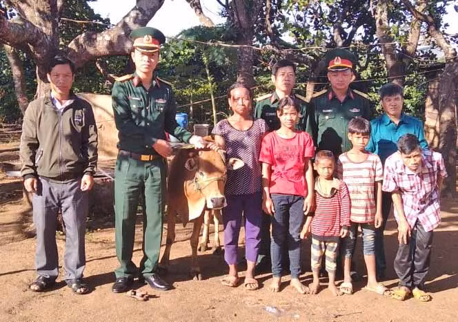 Ban Chỉ huy Quân sự huyện trao bò sinh sản cho gia đình ông Dêl