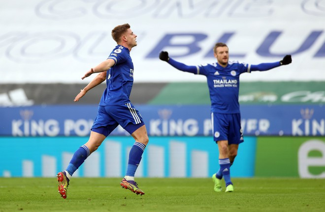 Harvey Barnes và Jamie Vardy (phải) là 2 cầu thủ ghi bàn gỡ hòa cho Leicester. Ảnh: REUTERS