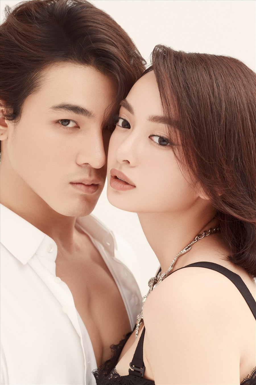"Ngay cả trong phim lẫn ngoài đời, Khương Lê đều là anh chàng dễ thương và luôn biết quan tâm đến người khác. Giống như tính cách của Jonathan Vĩnh Thụy trong phim" - nữ diễn viên nói thêm. "Ngay cả trong phim lẫn ngoài đời, Khương Lê đều là anh chàng dễ thương và luôn biết quan tâm đến người khác. Giống như tính cách của Jonathan Vĩnh Thụy trong phim" - nữ diễn viên nói thêm.