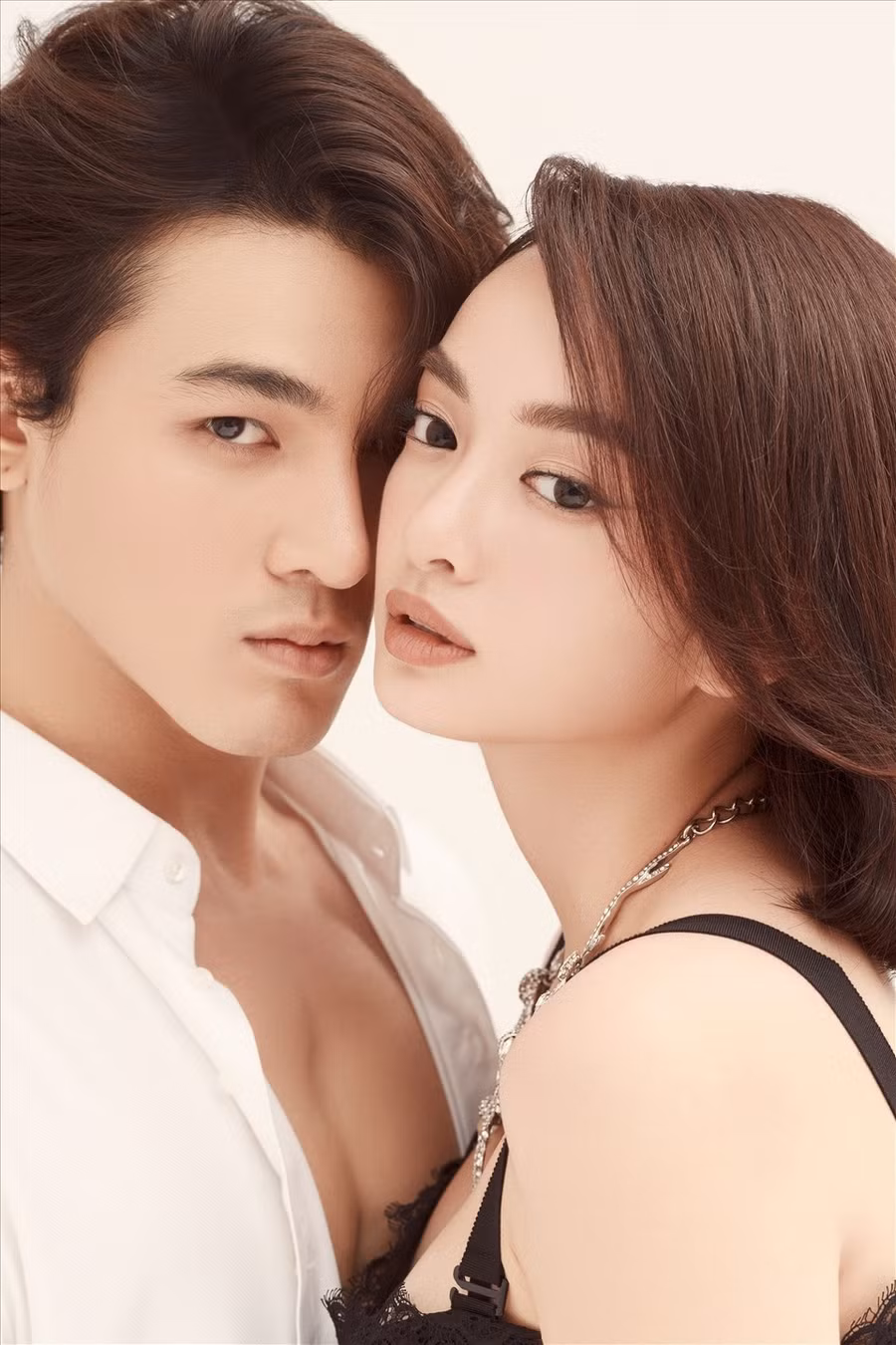 "Ngay cả trong phim lẫn ngoài đời, Khương Lê đều là anh chàng dễ thương và luôn biết quan tâm đến người khác. Giống như tính cách của Jonathan Vĩnh Thụy trong phim" - nữ diễn viên nói thêm.