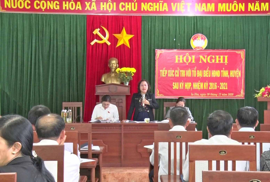 Bà AYun H'Bút trả lời một số ý kiến của cử tri. Ảnh: Lê Văn Châu