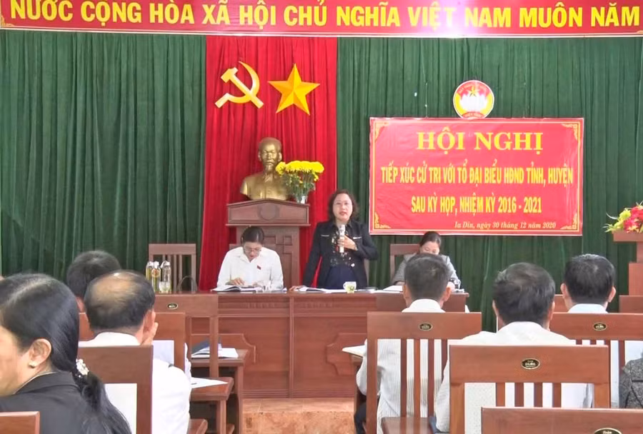 Bà AYun H'Bút trả lời một số ý kiến của cử tri. Ảnh: Lê Văn Châu