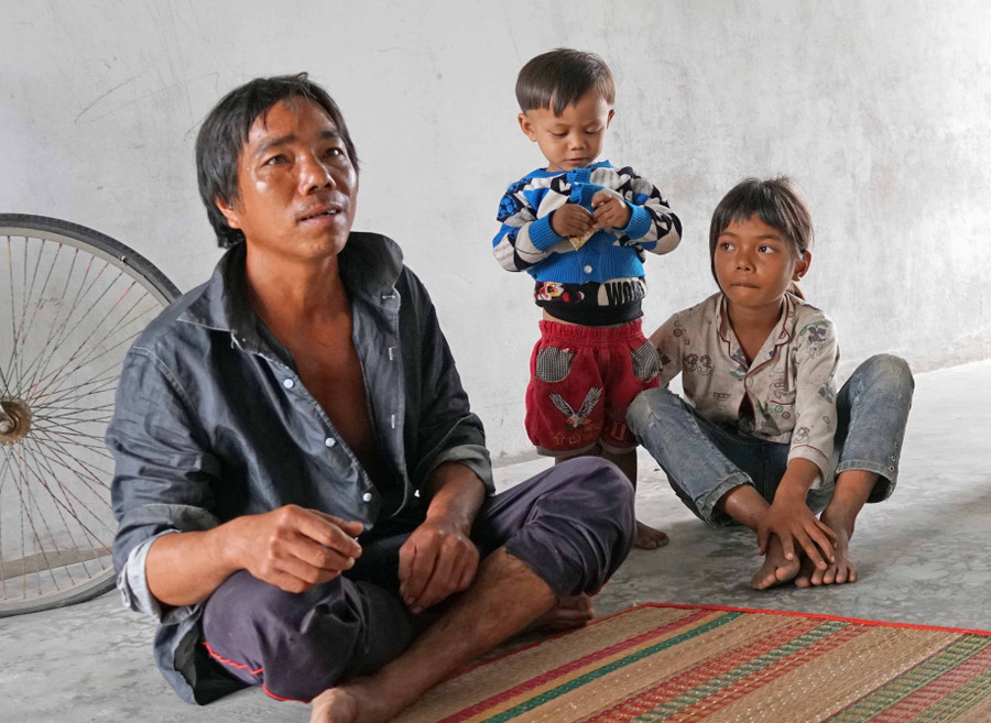 Anh Kpă Nhok (tổ dân phố 7, thị trấn Phú Túc, huyện Krông Pa) vẫn ở vậy nuôi 3 đứa con sau khi vợ mất từ năm 2019. Tuy nhiên, số người đi ngược lệ tục như anh không nhiều. (ảnh Phương Duyên)-ảnh bài 2.