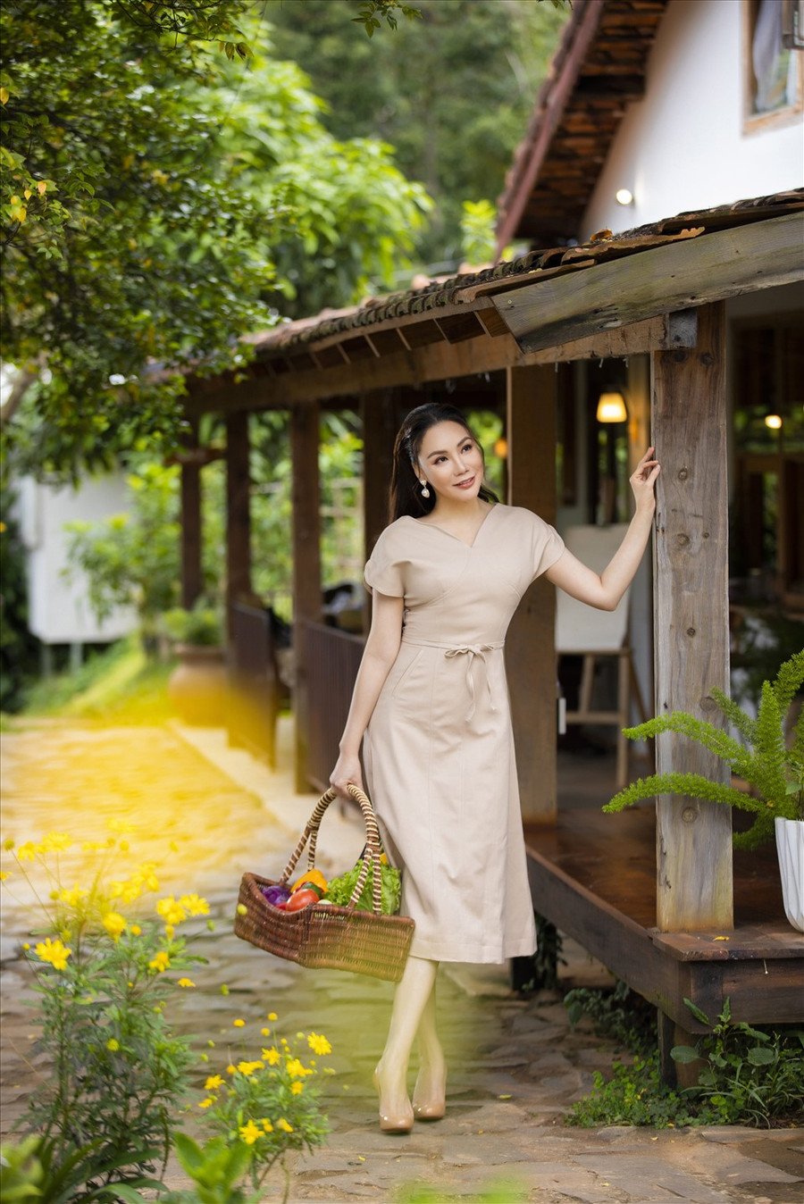 Người đẹp lựa chọn những thiết kế nữ tính, tôn dáng vóc.