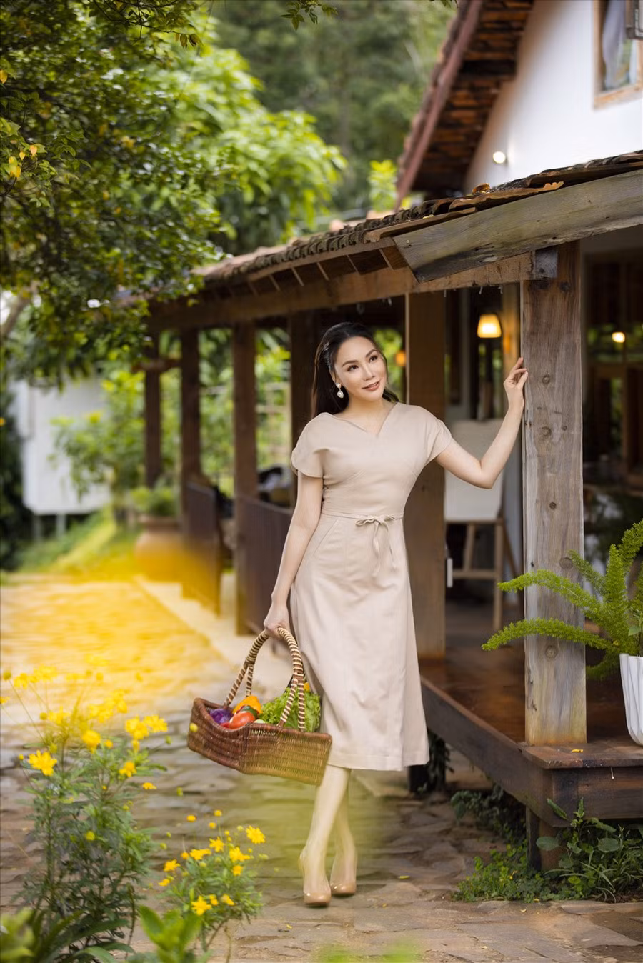 Người đẹp lựa chọn những thiết kế nữ tính, tôn dáng vóc.