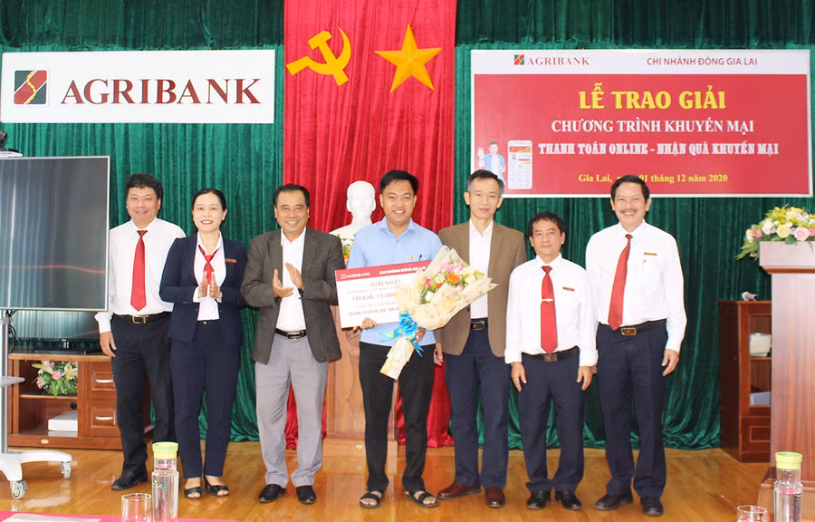  Ông Phan Tiến Thu (ngoài cùng bên phải) trao thưởng cho anh Trịnh Hồng Vân đã may mắn trúng thưởng giải nhất của chương trình. Ảnh: Sơn Ca