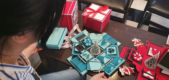 Chiếc hộp sau khi mở nắp sẽ bung xòe ra như trong hình ẢNH: TẤN ĐẠT