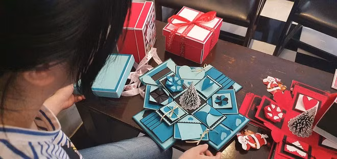 Chiếc hộp sau khi mở nắp sẽ bung xòe ra như trong hình ẢNH: TẤN ĐẠT