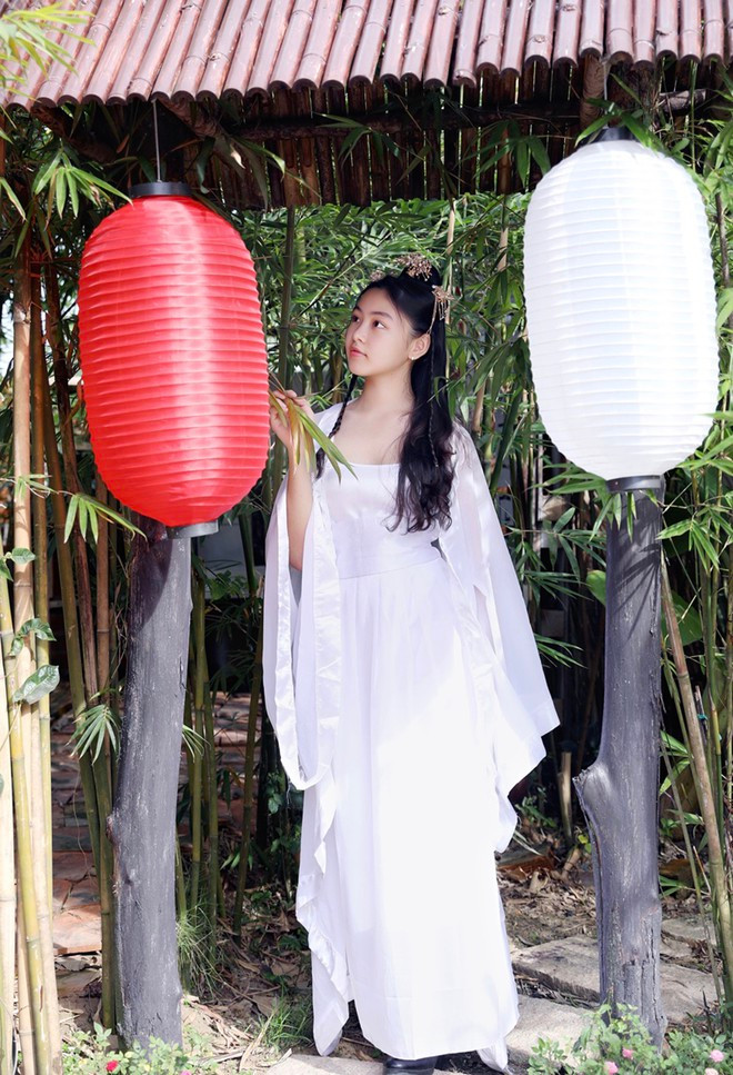  Lọ Lem là cô bé rất mực tình cảm. Em thấu hiểu nỗi vất vả của bố mẹ, hứa sau này sẽ thành công để bù đắp cho đấng sinh thành. Lọ Lem được bố mẹ dạy dỗ theo cách của “con nhà nghèo”. Vợ chồng Quyền Linh ít khi nuông chiều con. Thay vì mua những món đồ đắt tiền, anh ưu tiên chọn những món hữu ích, giá cả hợp lý để dạy con quý trọng đồng tiền ẢNH: TRẦN MINH