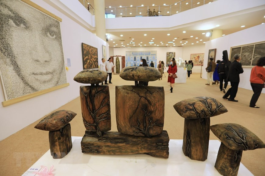 Một tác phẩm trưng bày tại triển lãm. (Ảnh: Thành Đạt/TTXVN) Một tác phẩm trưng bày tại triển lãm. (Ảnh: Thành Đạt/TTXVN)