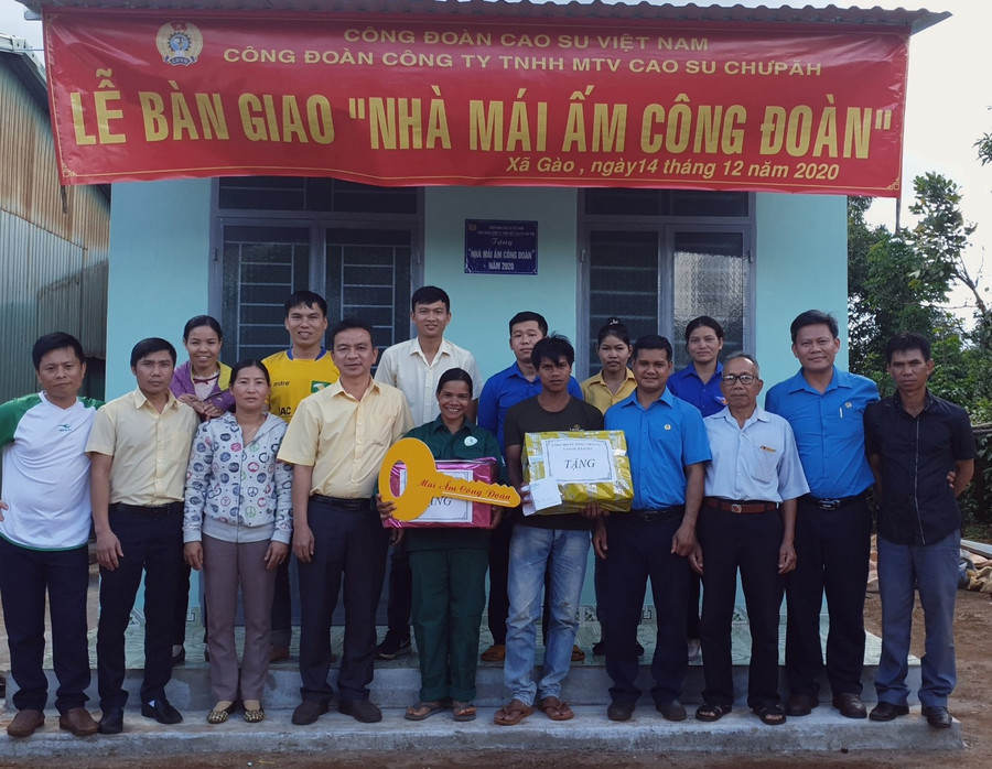 Niềm vui của gia đình công nhân khi được nhận căn nhà mới