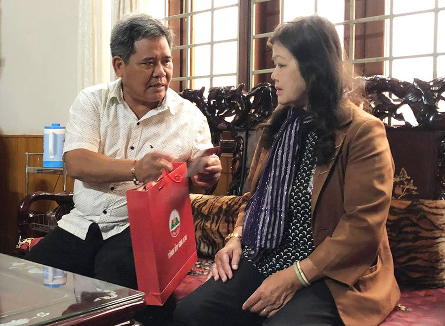 Đồng chí Hồ Văn Điềm thăm, tặng quà đồng chí Nay Lan. Ảnh: Anh Huy Đồng chí Hồ Văn Điềm thăm, tặng quà đồng chí Nay Lan- Nay Lan-nguyên Ủy viên Ban Thường vụ Tỉnh ủy, nguyên Chủ tịch Ủy ban MTTQ Việt Nam tỉnh. Ảnh: Ảnh: Anh Huy