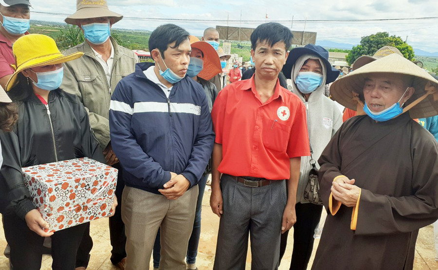 Tặng quà cho người nghèo và học sinh khó khăn xã Chư Pơng. Ảnh: Hồng Ngọc Tặng hàng trăm phần quà cho người nghèo và học khó khăn xã Chư Pơng (huyện Chư Sê, tỉnh Gia Lai). Ảnh: Hồng Ngọc