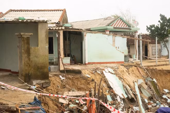 Những căn nhà ở thôn Phước Thiện, xã Bình Hải bên bờ biển xâm thực - Ảnh: Thanh Quân