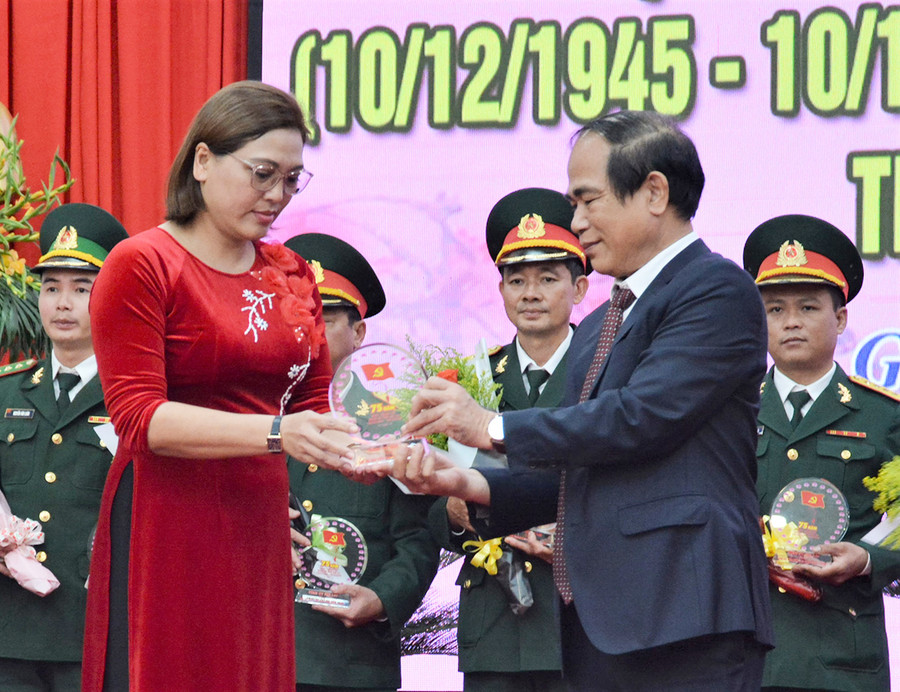 Phó Bí thư Tỉnh ủy, Chủ tịch UBND tỉnh Võ Ngọc Thành (thứ 2 từ phải sang) tặng biểu trưng cho Chi bộ 3 (Đảng bộ Báo Gia Lai) là 1 trong 75 chi bộ, bí thư chi bộ tiêu biểu giai đoạn 2015-2020. Ảnh: Phương Linh Phó Bí thư Tỉnh ủy, Chủ tịch UBND tỉnh Võ Ngọc Thành (thứ 2 từ phải sang) tặng biểu trưng cho Chi bộ 3 (Đảng bộ Báo Gia Lai) là 1 trong 75 chi bộ, bí thư chi bộ tiêu biểu giai đoạn 2015-2020. Ảnh: Phương Linh