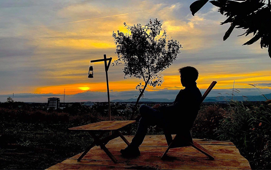 Bầu trời hoàng hôn với những sắc mây hồng tạo nên khung cảnh lãng mạn. Ảnh: Hoàng Ngọc