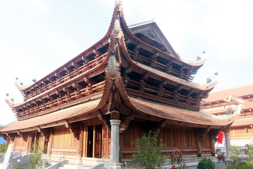 Chùa được làm chủ yếu bằng gỗ lim. (Nguồn: TTXVN phát)  Chùa được làm chủ yếu bằng gỗ lim. (Nguồn: TTXVN phát)