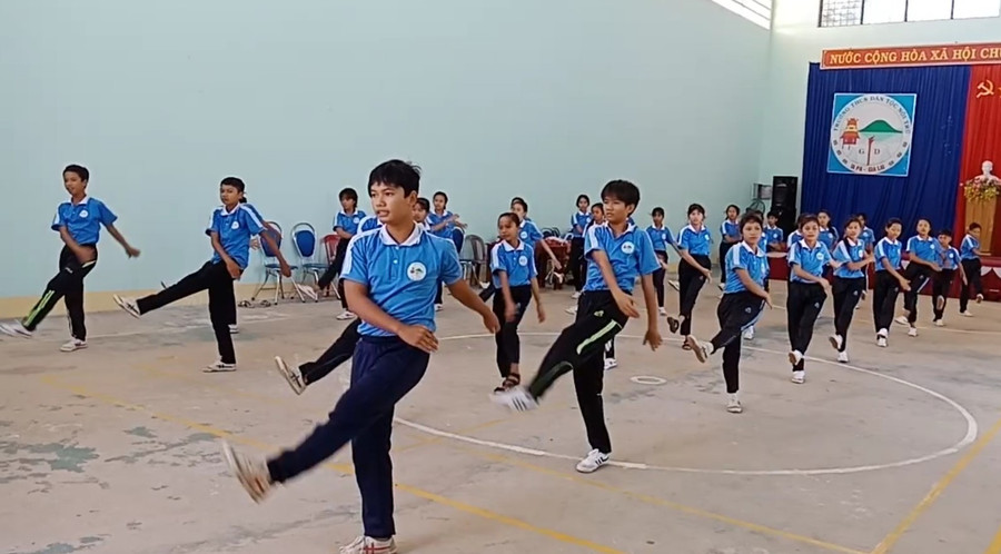 Học sinh Trường THCS Dân tộc Nội trú sôi nổi trong giờ thể dục.Ảnh.Vũ Chi