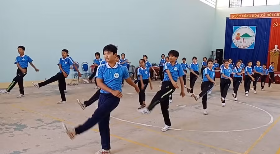 Học sinh Trường THCS Dân tộc Nội trú sôi nổi trong giờ thể dục.Ảnh.Vũ Chi