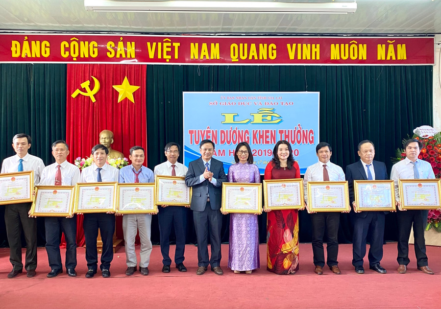 Thầy Võ Thành Nguyên (thứ 5 từ trái sang) thay mặt Trường Phổ thông Dân tộc Nội trú tỉnh nhận danh hiệu tập thể lao động xuất sắc năm học 2019-2020. Ảnh: Hồng Thi Thầy Võ Thành Nguyên (thứ 5 từ trái sang) thay mặt Trường Phổ thông Dân tộc Nội trú tỉnh nhận danh hiệu tập thể lao động xuất sắc năm học 2019-2020. Ảnh: Hồng Thi