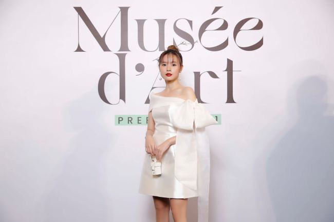 Midu được khen như tiên nữ vì cách trang điểm lôi cuốn với son đỏ thẫm, cài trâm trên tóc.