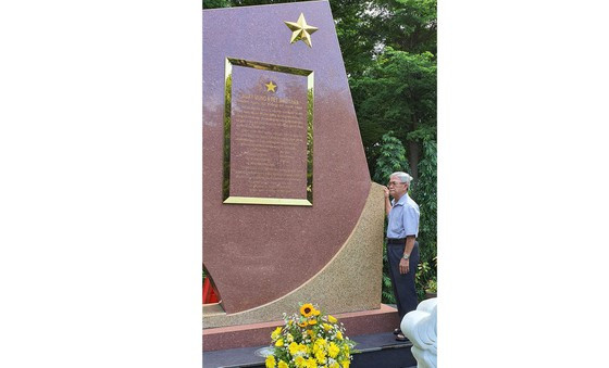 Ông Hai Thiện trước tấm bia ghi danh các đồng đội đã hy sinh