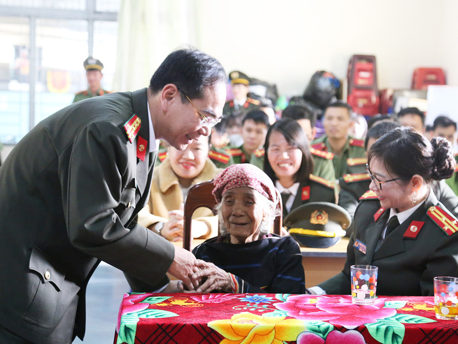 Đại tá Phạm Hữu Trường (trái) bày tỏ sự tri ân với những công lao và hy sinh của Mẹ Puih Krơn. Ảnh: Văn Ngọc