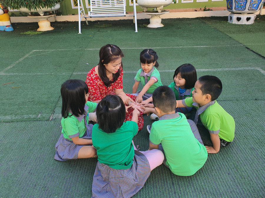 Cô Nguyễn Thị Hồng Vân-giáo viên Trường Mầm non Hoa Phong Lan, TP.Pleiku trong tiết dạy trẻ trò chơi dân gian. Ảnh Nguyễn Giang