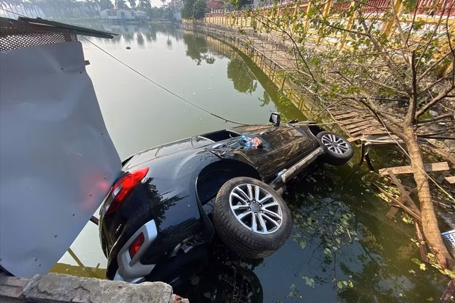 Hiện trường vụ xe ôtô mất lái lao xuống hồ ở Hà Nội. Ảnh: H.Quang