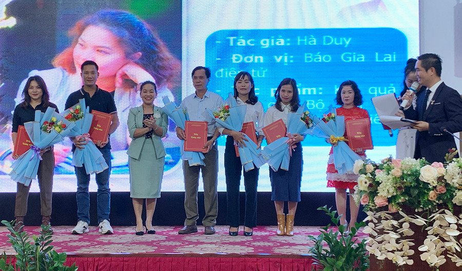  Ban tổ chức trao giải nhì cho các tác giả đạt giải. Ảnh: Phương Vi