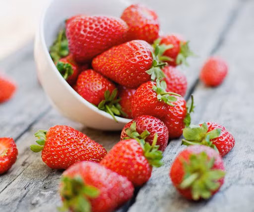 Dâu tây là 1 trong các loại quả mọng giúp bổ sung nguồn protein lành mạnh cho cơ thể (Ảnh minh họa từ Internet)