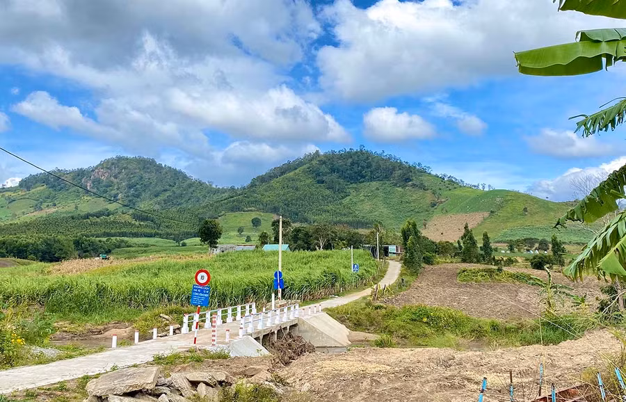 Xóm Mười Hai Bếp nằm tách biệt trên một triền đồi thuộc thôn 5 (xã An Thành, huyện Đak Pơ). Ảnh: Hồng Thi