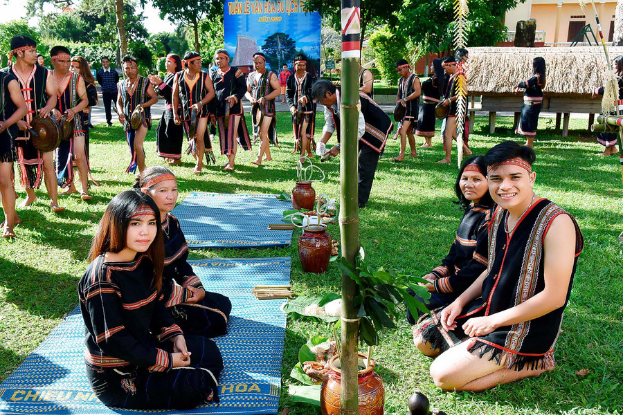 Già làng Ksor Hnao thực hiện nghi thức cúng ở cây nêu trước khi diễn ra đám cưới.