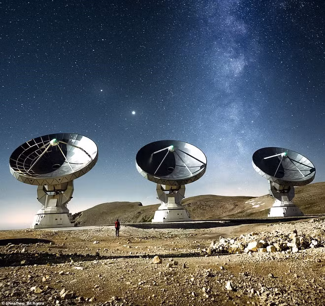 Matheo, nhiếp ảnh gia người Pháp, đã đi bộ hơn 3 giờ lên độ cao 2.500 m để chụp bức ảnh ngoạn mục của Đài quan sát NOEMA ở Massif du Devoluy, Pháp. Matheo cho biết: “Khi tôi lên đến đỉnh, có rất nhiều mây nhưng chúng nhanh chóng tan biến vào lúc hoàng hôn, để lại một bầu trời hoàn hảo trong suốt cả đêm