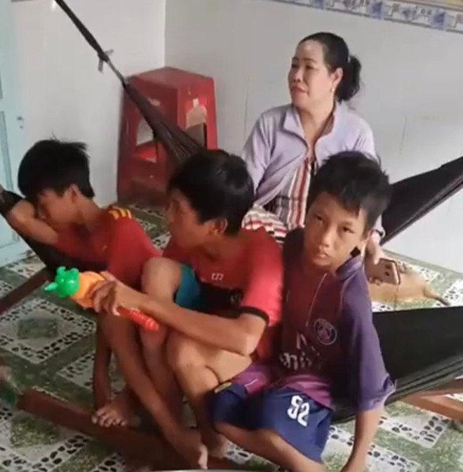 3 em tìm đến nhà trọ nơi cha mẹ thuê ở đi làm ở Q. Bình Tân - Ảnh: chụp từ clip