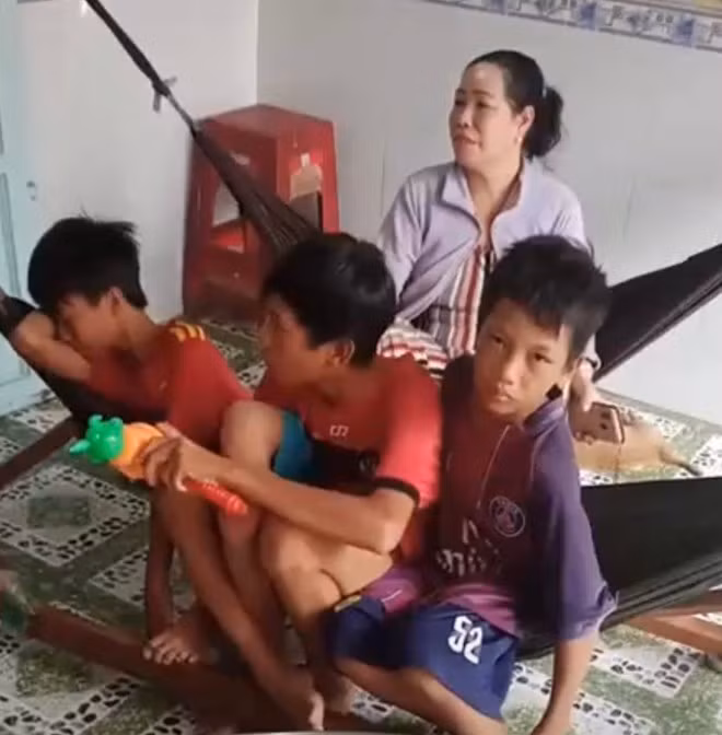 3 em tìm đến nhà trọ nơi cha mẹ thuê ở đi làm ở Q. Bình Tân - Ảnh: chụp từ clip