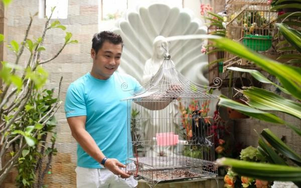 Anh thường thích trồng cây, nuôi chim và cá trong biệt thự. Nam tài tử cho biết đó là thú vui tao nhã của anh mỗi khi rảnh rỗi. Ảnh: NSCC. Anh thường thích trồng cây, nuôi chim và cá trong biệt thự. Nam tài tử cho biết đó là thú vui tao nhã của anh mỗi khi rảnh rỗi. Ảnh: NSCC.