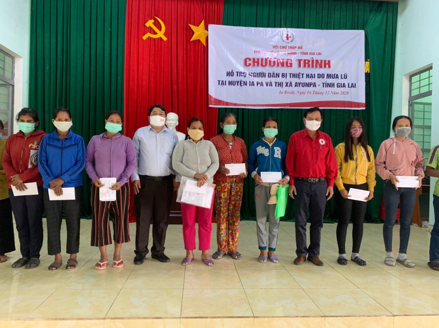 Đại diện Hội Chữ thập đỏ TP. Hồ Chí Minh tặng quà cho các hộ nghèo tại xã Ia Broai. Ảnh: Như Ý