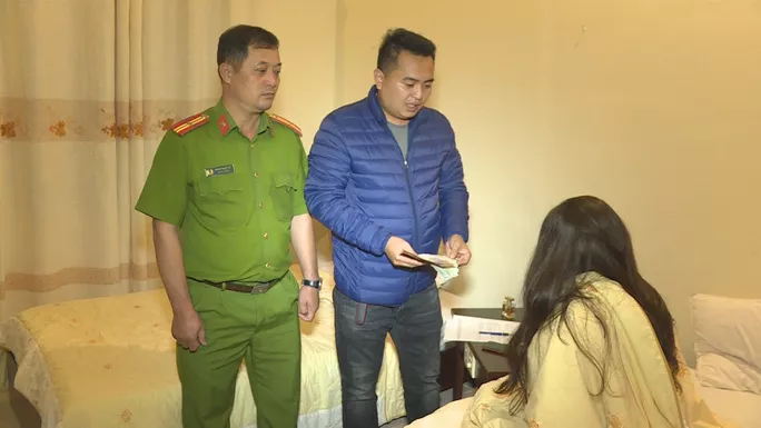 Lực lượng công an bắt quả tang 3 cô gái bán dâm Lực lượng công an bắt quả tang 3 cô gái bán dâm