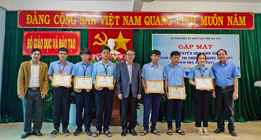 Khen thưởng cho các em học sinh trong đội tuyển. Ảnh: Mộc Trà