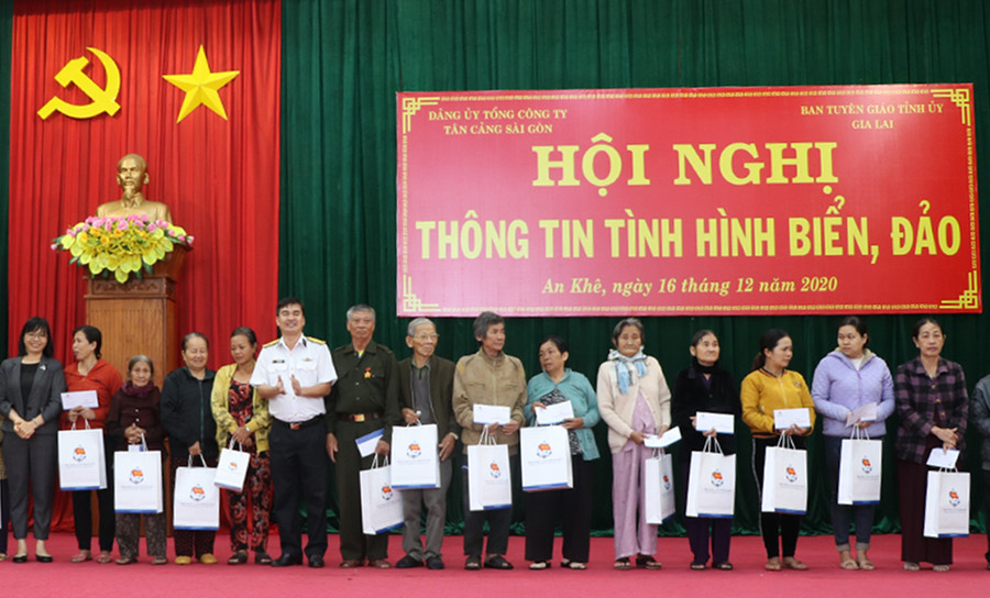 Tổng Công ty Tân Cảng Sài Gòn tặng 20 suất quà cho gia đình chính sách trên địa bàn thị xã An Khê. Ảnh: Ngọc Minh Tổng Công ty Tân Cảng Sài Gòn tặng 20 suất quà cho gia đình chính sách trên địa bàn thị xã An Khê. Ảnh: Ngọc Minh