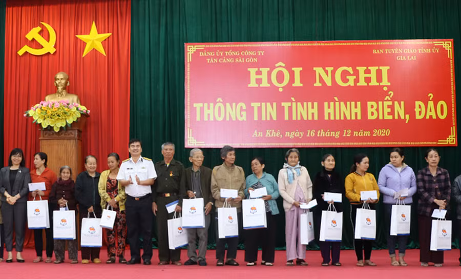 Tổng Công ty Tân Cảng Sài Gòn tặng 20 suất quà cho gia đình chính sách trên địa bàn thị xã An Khê. Ảnh: Ngọc Minh