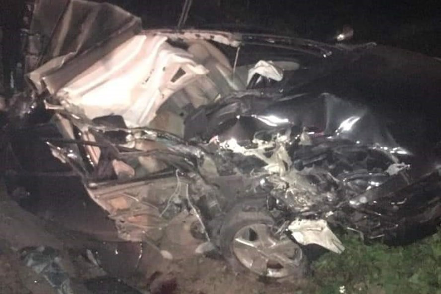 Xe biển xanh nát bét sau cú va chạm với xe container. Ảnh: CTV Xe biển xanh nát bét sau cú va chạm với xe container. Ảnh: CTV