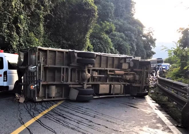  Hiện trường vụ tai nạn xe tải bị lật trên đèo Bảo Lộc - Ảnh: Trùng Dương