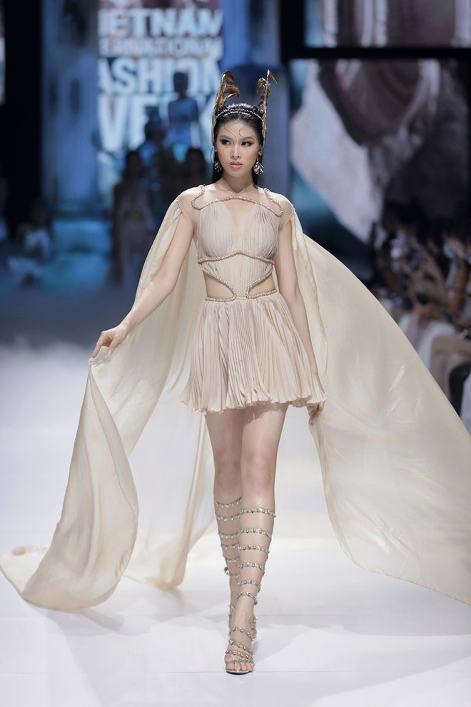 Ngọc Thảo ghi điểm với thần thái cuốn hút. Trước khi trở thành Á hậu Việt Nam 2020, cô từng hoạt động ở vai trò người mẫu nên có nhiều kinh nghiệm khi trình diễn. Bên cạnh đó, hình thể nóng bỏng cũng giúp người đẹp tự tin hơn khi diện trang phục của Đỗ Long, người được biết đến bởi những thiết kế tôn đường cong của phụ nữ ẢNH: KIẾNG CẬN