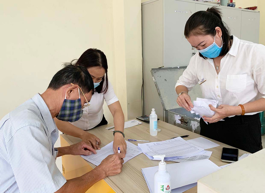  Việc chi trả lương hưu, trợ cấp BHXH tháng 1 và tháng 2 năm 2021 cùng kỳ với kỳ chi trả lương hưu, trợ cấp BHXH của tháng 1-2021. Ảnh: Như Nguyện