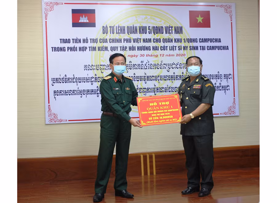  Thiếu tướng Hứa Văn Tưởng, Phó Tư lệnh Quân khu 5 trao kinh phí Hỗ trợ của Chính phủ Việt Nam cho Đại diện Quân khu 1, Quân đội Hoàng gia Campuchia. Ảnh: Vĩnh Hoàng 